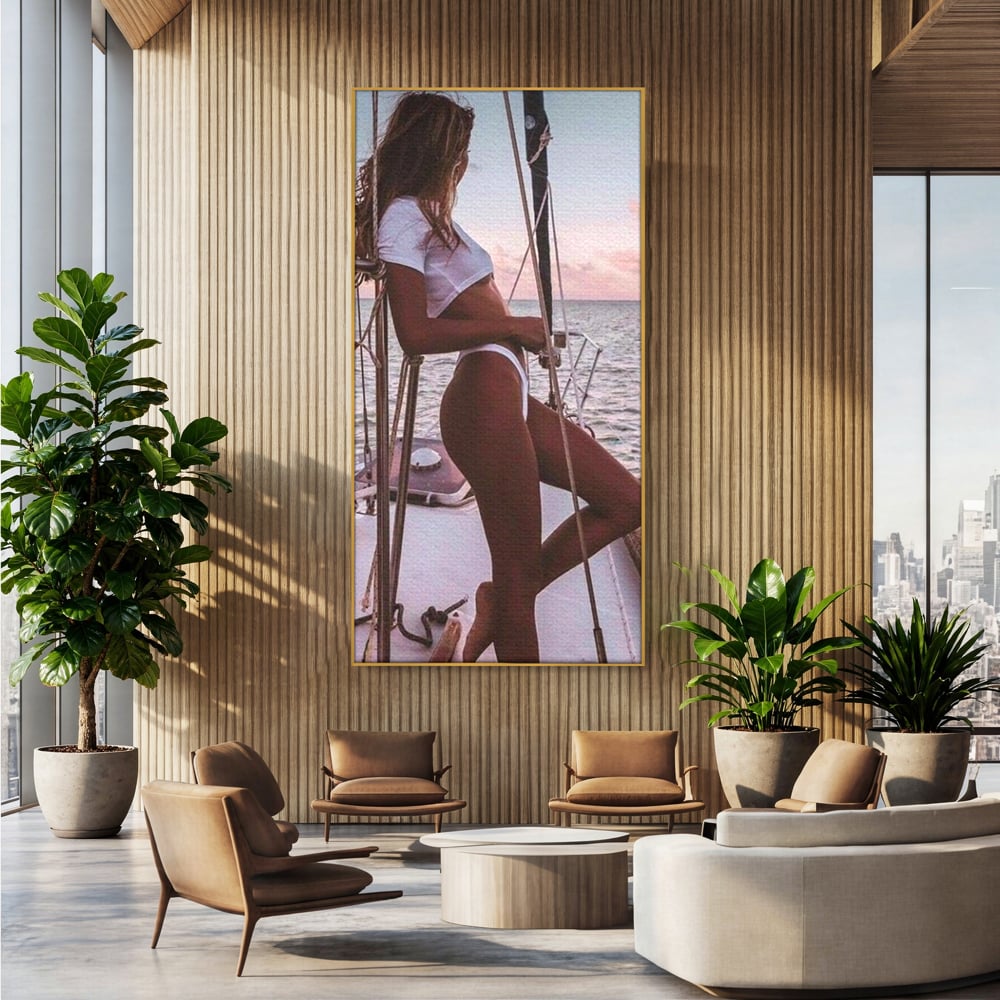 Tablou canvas cu tablou canvas cu femeie pe corabie, in rama de aluminiu auriu, pe perete intr-un birou